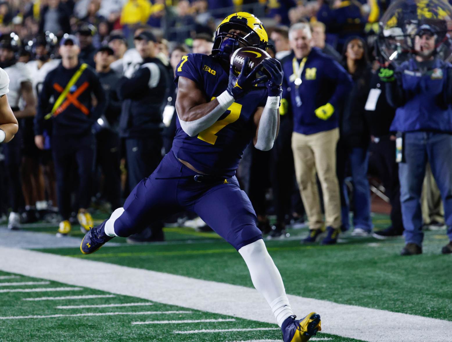 Nov 4, 2023; Ann Arbor, Michigan, USA;  Michigan Wolverines running back Donovan Edwards (7) makes a reception in the first half against the Purdue Boilermakers at Michigan Stadium. Credit: Rick Osentoski-USA TODAY Sports