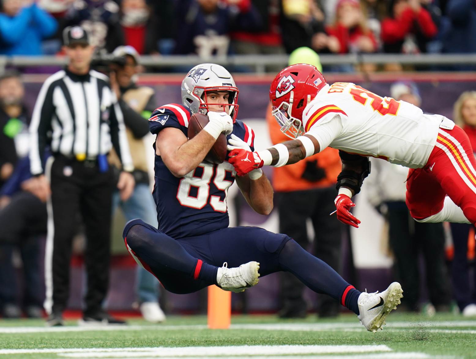Dec 17, 2023; Foxborough, Massachusetts, USA; New England Patriots tight end Hunter Henry (85) makes the touchdown catch against Kansas City Chiefs safety Mike Edwards (21) in the first half at Gillette Stadium. Credit: David Butler II-USA TODAY Sports