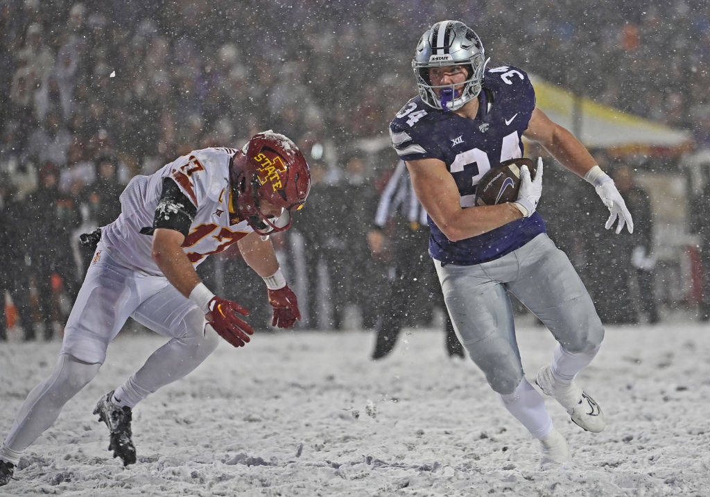 MANHATTAN, KS - NOVEMBER 25: Tight end Ben Sinnott #34 of the Kansas State Wildcats runs up field after catching a pass against defensive back Beau Freyler #17 of the Iowa State Cyclones in the second half at Bill Snyder Family Football Stadium on November 25, 2023 in Manhattan, Kansas. (Photo by Peter Aiken/Getty Images)
