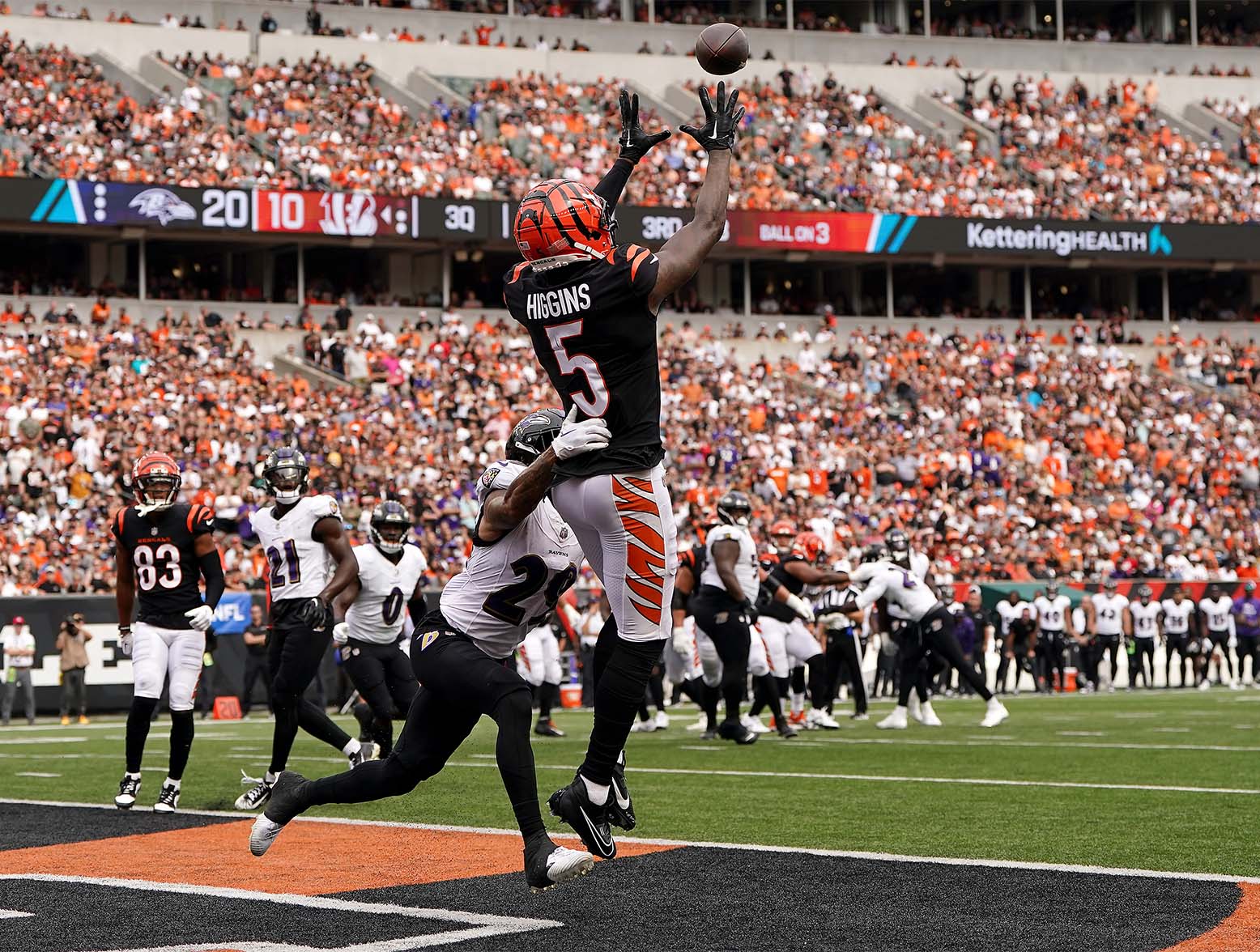 CINCINNATI, OHIO - SEPTEMBER 17: Tee Higgins #5 of the Cincinnati Bengals catches a touchdown while defended by Ar'Darius Washington #29 of the Baltimore Ravens during the third quarter at Paycor Stadium on September 17, 2023 in Cincinnati, Ohio. (Photo by Dylan Buell/Getty Images)