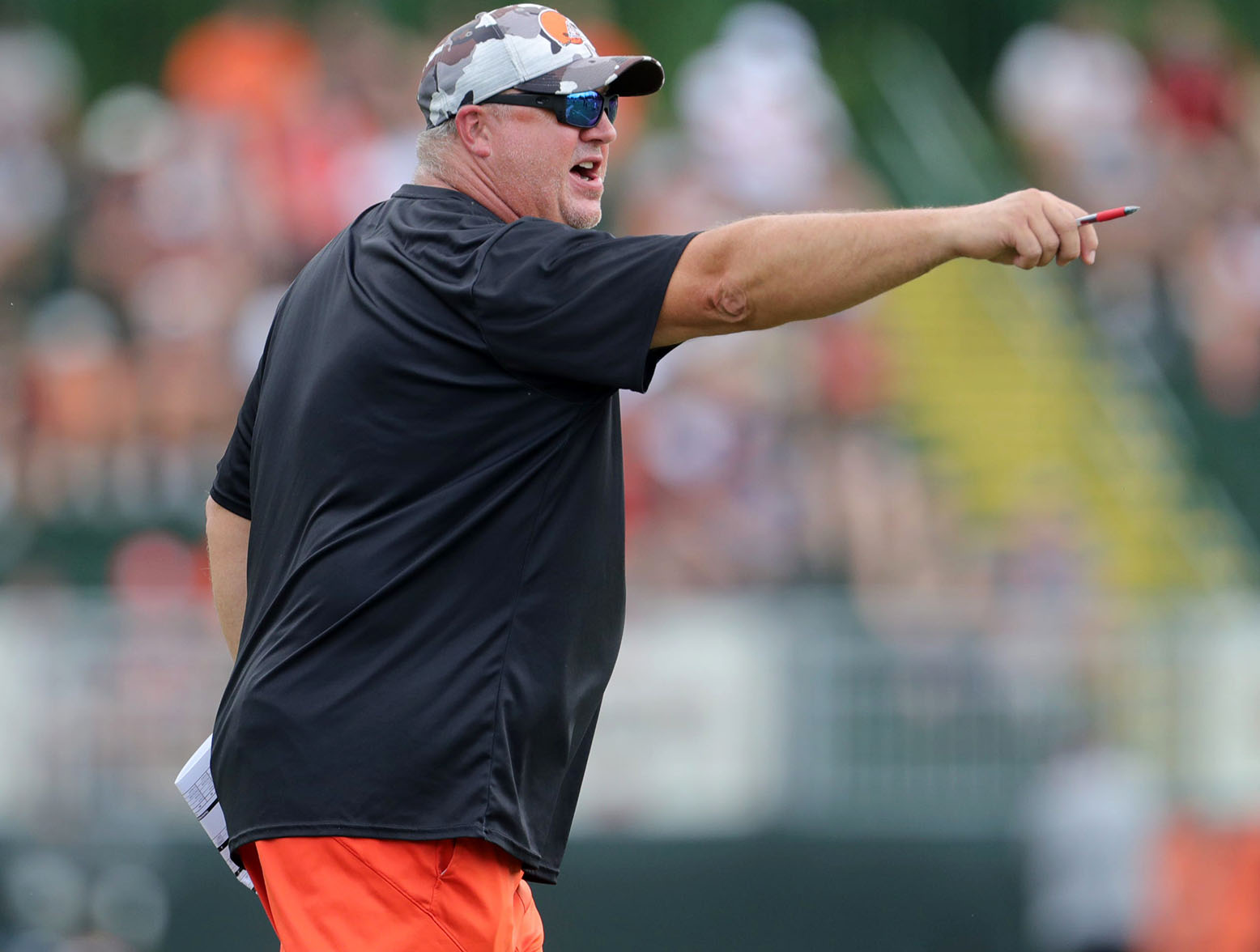 Browns offensive coordinator Alex Van Pelt directs the offense during training camp, Aug. 5, 2022 in Berea. (Syndication: Akron Beacon Journal)