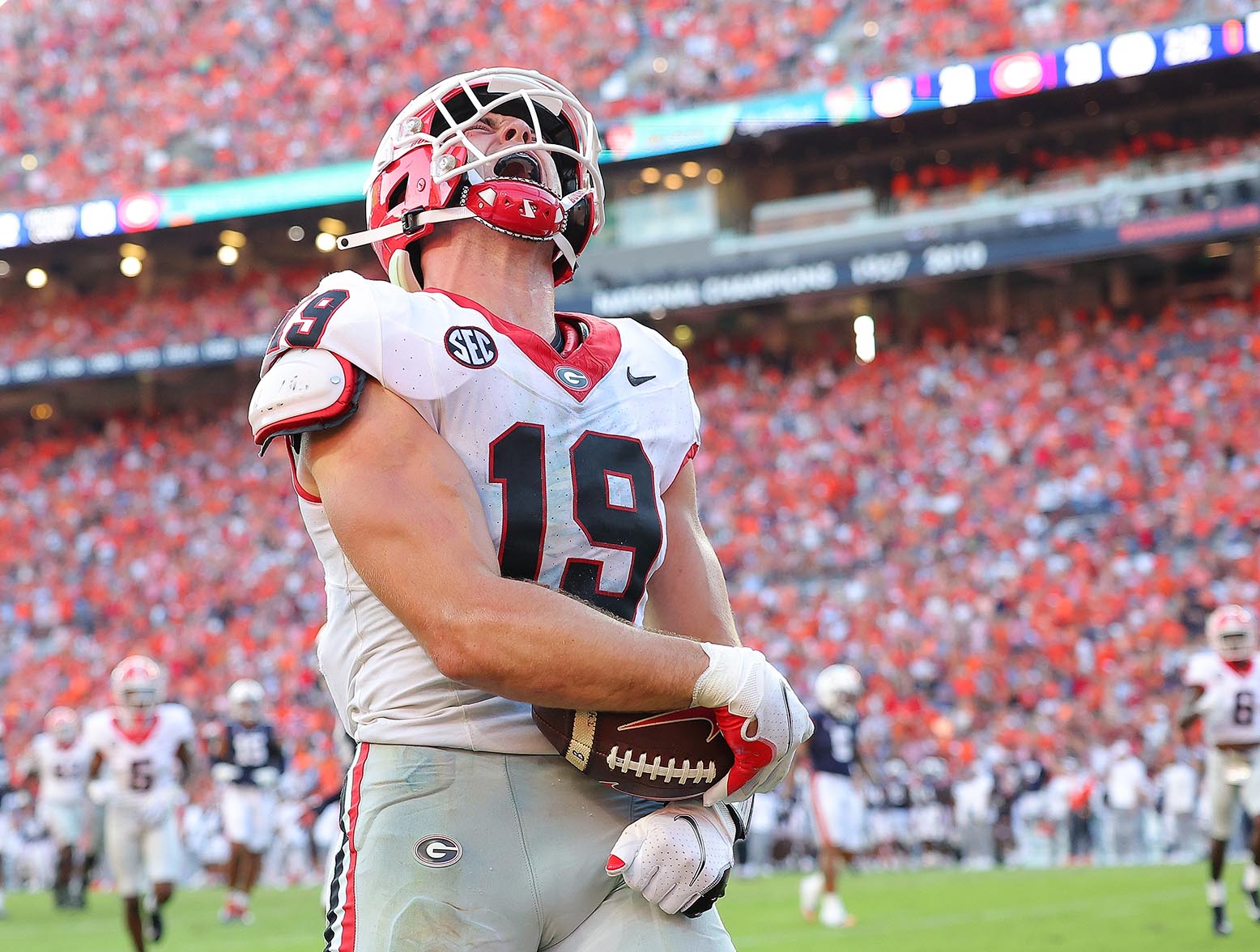 AUBURN, ALABAMA - SEPTEMBER 30: Brock Bowers #19 of the Georgia Bulldogs reacts after scoring the go-ahead touchdown against the Auburn Tigers during the fourth quarter at Jordan-Hare Stadium on September 30, 2023 in Auburn, Alabama. (Photo by Kevin C. Cox/Getty Images)