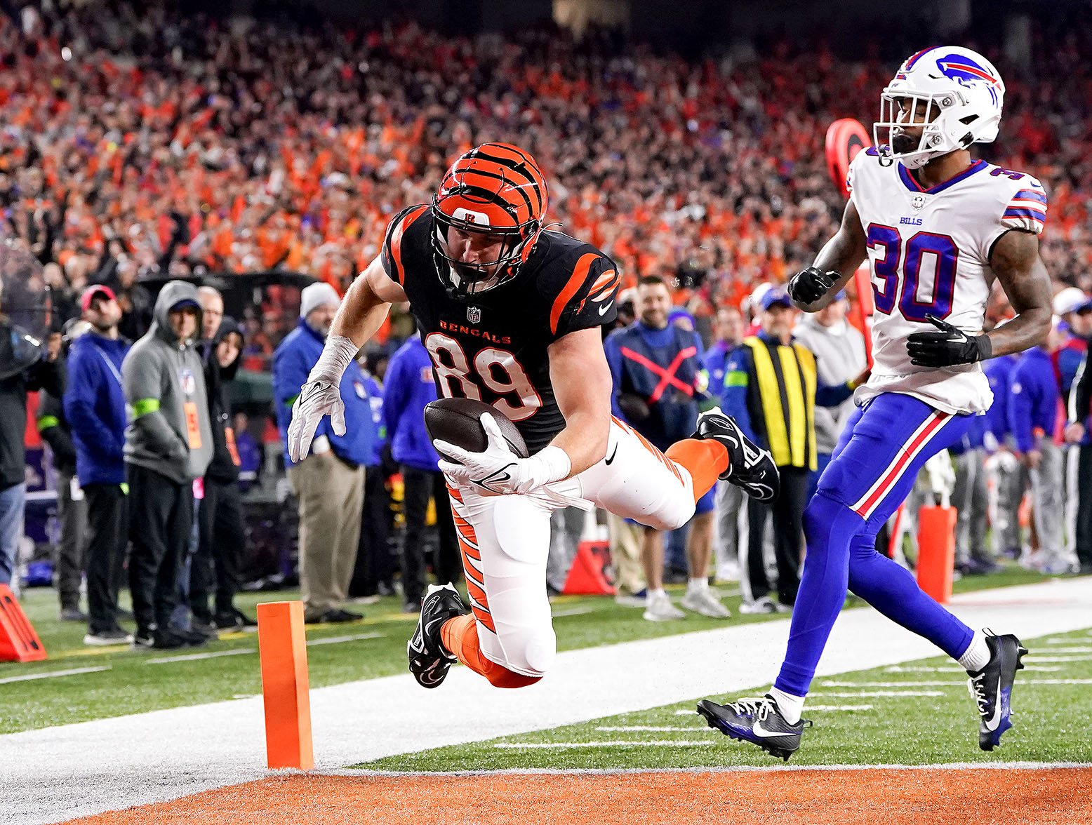 CINCINNATI, OHIO - NOVEMBER 05: Drew Sample #89 of the Cincinnati Bengals scores a touchdown reception past Dane Jackson #30 of the Buffalo Bills during the second quarter at Paycor Stadium on November 05, 2023 in Cincinnati, Ohio. (Photo by Dylan Buell/Getty Images)