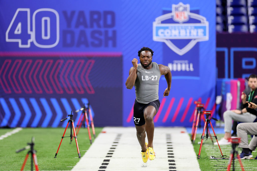 INDIANAPOLIS, INDIANA - FEBRUARY 29: Edefuan Ulofoshio #LB27 of Washington participates in the 40-yard dash during the NFL Combine at Lucas Oil Stadium on February 29, 2024 in Indianapolis, Indiana. (Photo by Stacy Revere/Getty Images)