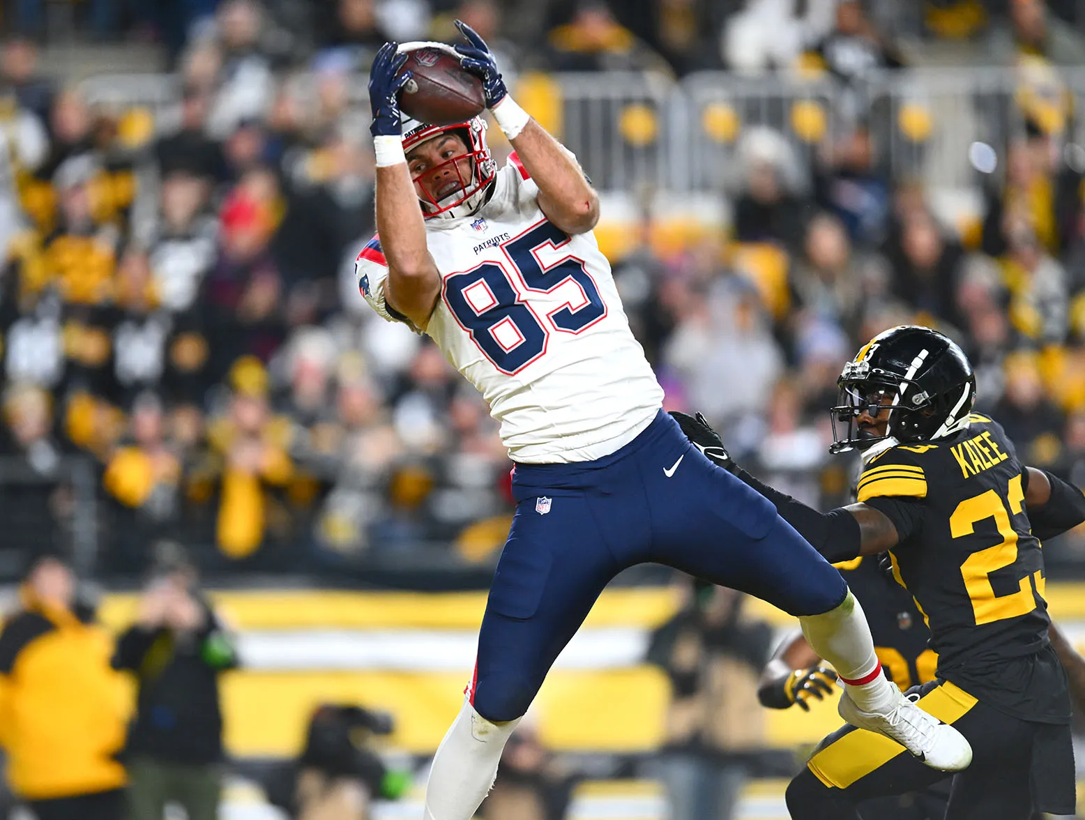 PITTSBURGH, PENNSYLVANIA - DECEMBER 07: Tight end Hunter Henry (85) of the New England Patriots catches a touchdown in the second quarter against the Pittsburgh Steelers at Acrisure Stadium on December 07, 2023 in Pittsburgh, Pennsylvania. (Photo by Joe Sargent/Getty Images)