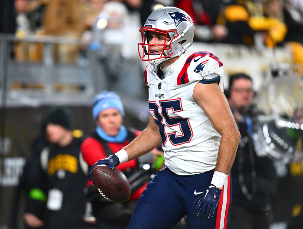 PITTSBURGH, PENNSYLVANIA - DECEMBER 07: Tight end Hunter Henry (85) of the New England Patriots celebrates after a touchdown reception against the Pittsburgh Steelers at Acrisure Stadium on December 07, 2023 in Pittsburgh, Pennsylvania. (Photo by Joe Sargent/Getty Images)