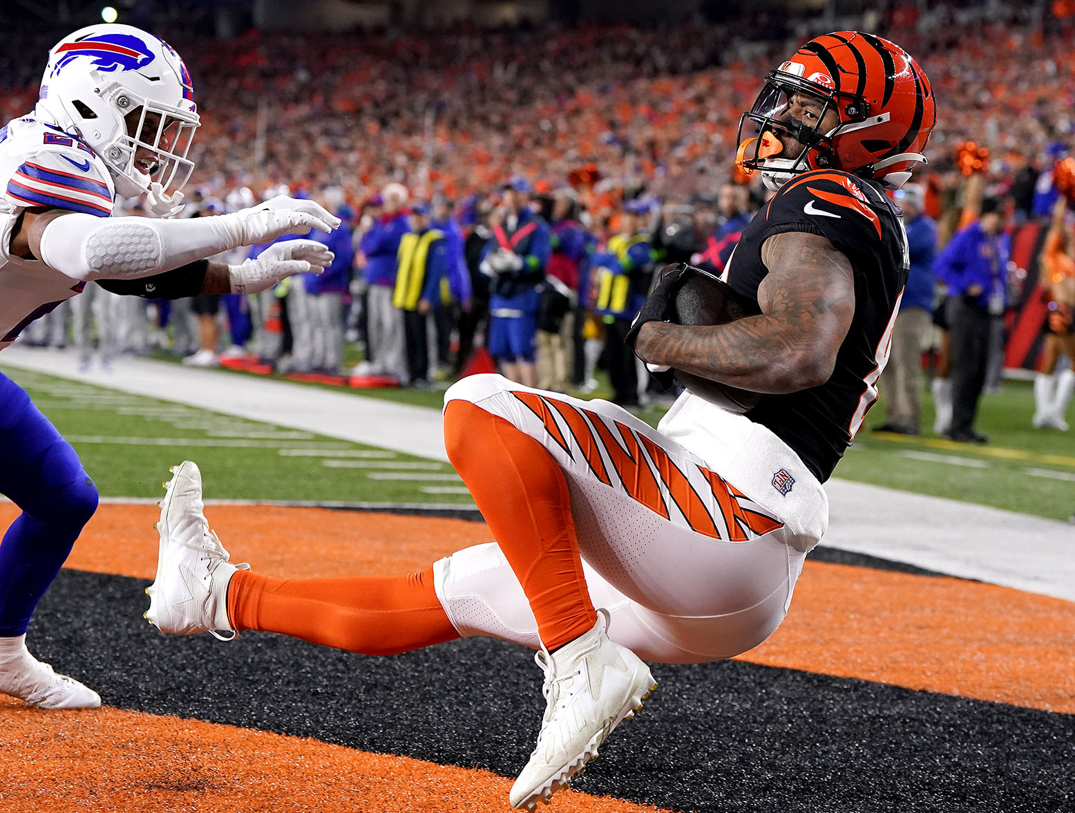 CINCINNATI, OHIO - NOVEMBER 05: Irv Smith Jr. #81 of the Cincinnati Bengals catches a touchdown reception against Jordan Poyer #21 of the Buffalo Bills during the first quarter at Paycor Stadium on November 05, 2023 in Cincinnati, Ohio. (Photo by Dylan Buell/Getty Images)