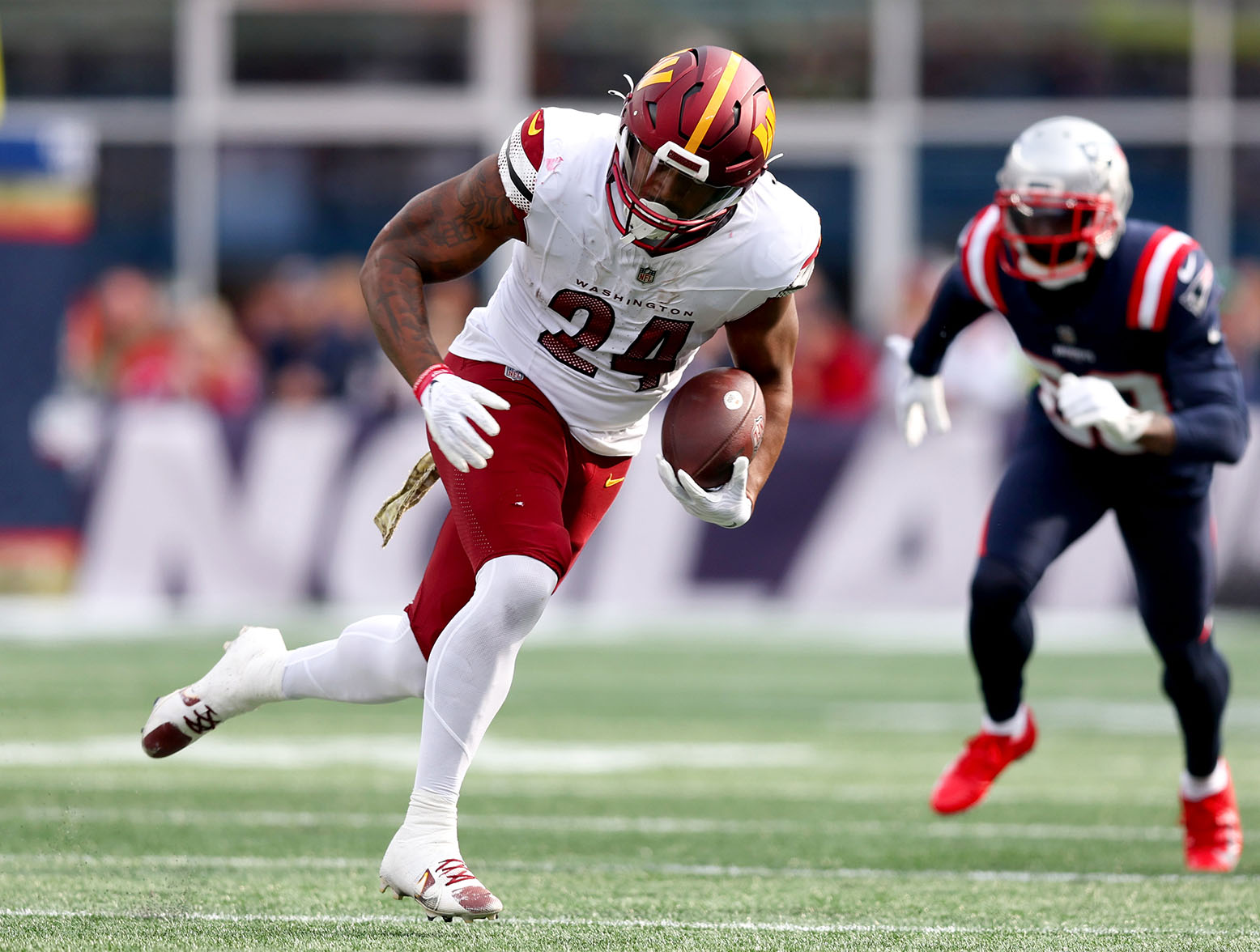 FOXBOROUGH, MASSACHUSETTS - NOVEMBER 05: Antonio Gibson #24 of the Washington Commanders runs the ball after a catch during the first half in the game against the New England Patriots at Gillette Stadium on November 05, 2023 in Foxborough, Massachusetts. (Photo by Adam Glanzman/Getty Images)