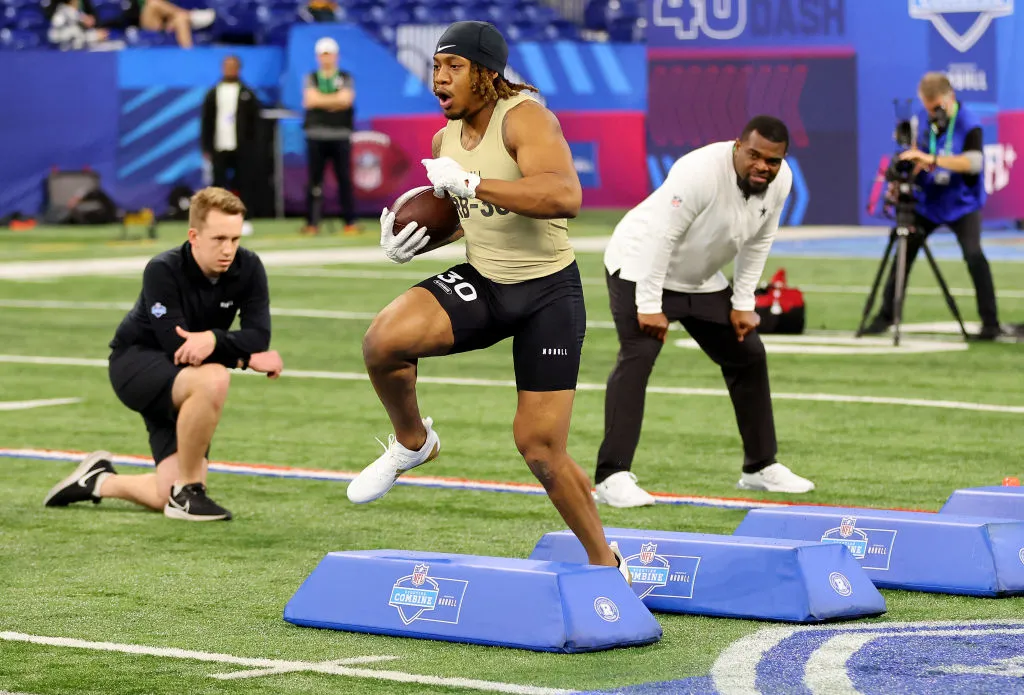INDIANAPOLIS, INDIANA - MARCH 02: Jaylen Wright #RB30 of Tennessee participates in a drill during the NFL Combine at Lucas Oil Stadium on March 02, 2024 in Indianapolis, Indiana. (Photo by Stacy Revere/Getty Images)
