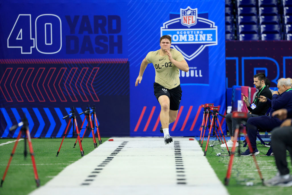 INDIANAPOLIS, INDIANA - MARCH 03: Joe Alt #OL02 of Notre Dame participates in the 40-yard dash during the NFL Combine at Lucas Oil Stadium on March 03, 2024 in Indianapolis, Indiana. (Photo by Justin Casterline/Getty Images)