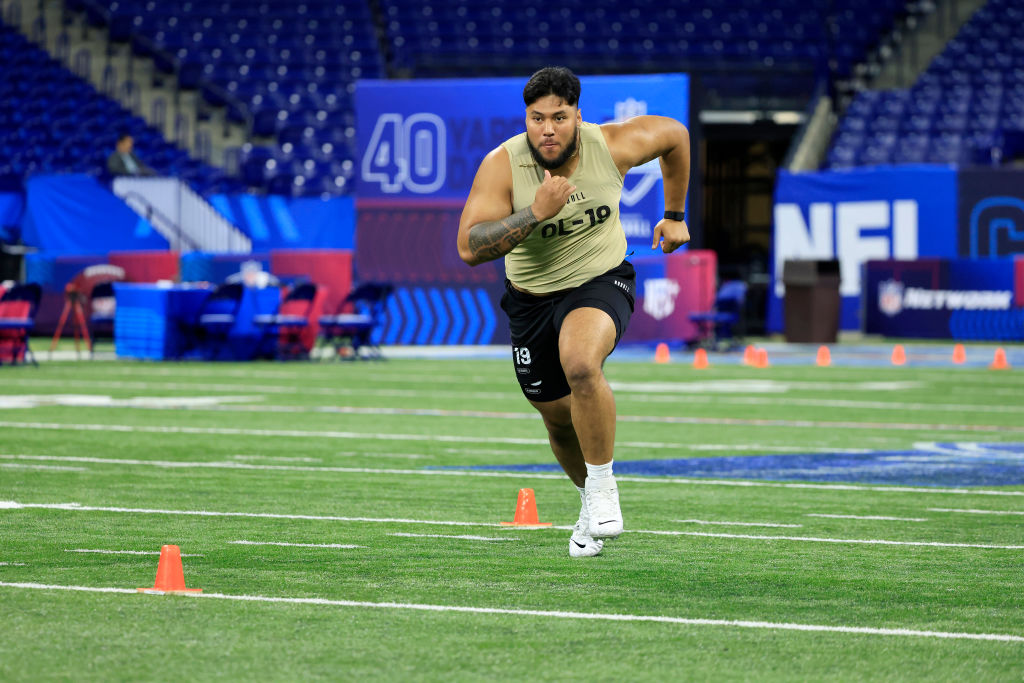 INDIANAPOLIS, INDIANA - MARCH 03: Troy Fautanu #OL19 of Washington participates in a drill during the NFL Combine at Lucas Oil Stadium on March 03, 2024 in Indianapolis, Indiana. (Photo by Justin Casterline/Getty Images)