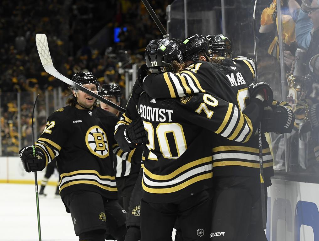 Bruins-Leafs: Boston takes Game 1 behind DeBrusk, Swayman