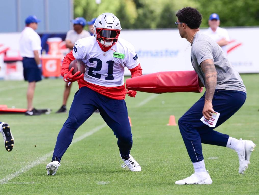 Jun 10, 2024; Foxborough, MA, USA; New England Patriots running back Antonio Gibson (21) runs through a drill at minicamp at Gillette Stadium. Credit: Eric Canha-USA TODAY Sports