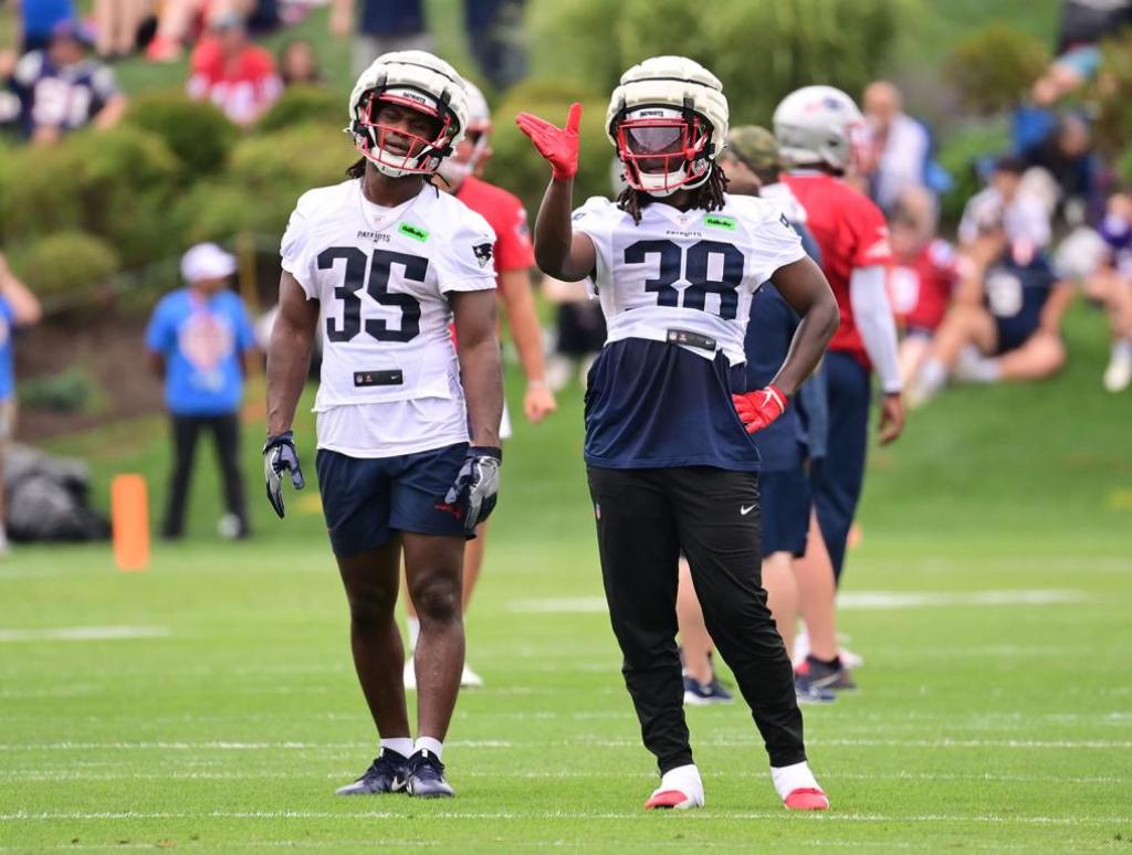 Rhamondre Stevenson and Deshaun Fenwick at Patriots training camp