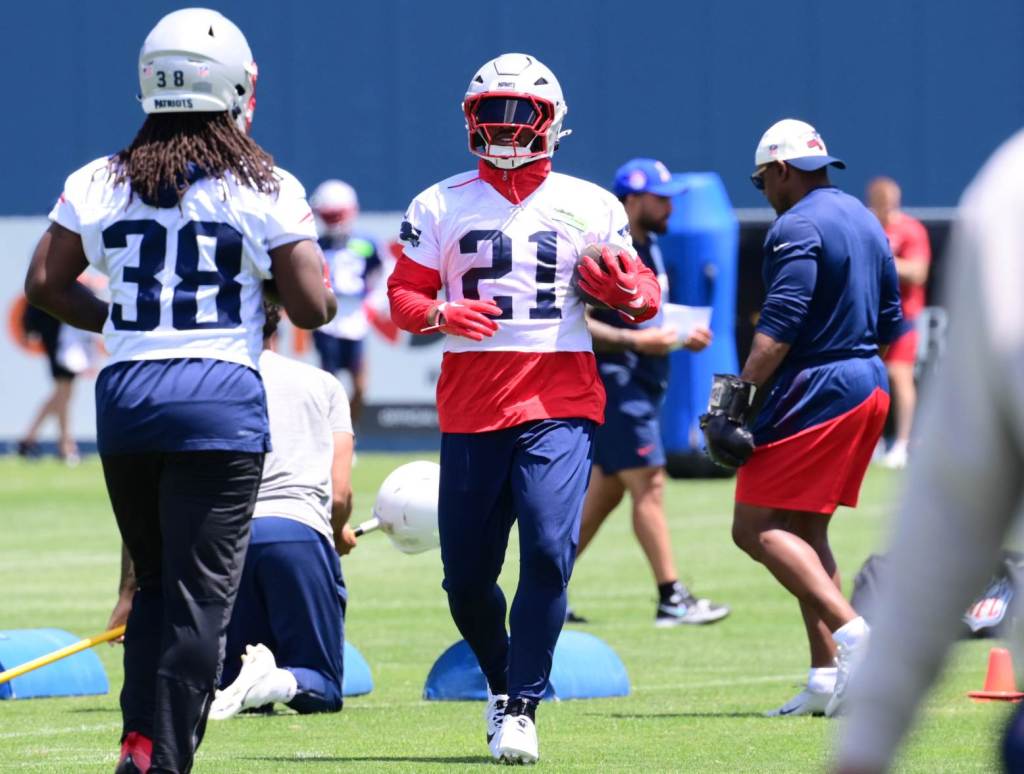 Jun 10, 2024; Foxborough, MA, USA; New England Patriots running back Antonio Gibson (21) does a drill at minicamp at Gillette Stadium. Credit: Eric Canha-USA TODAY Sports