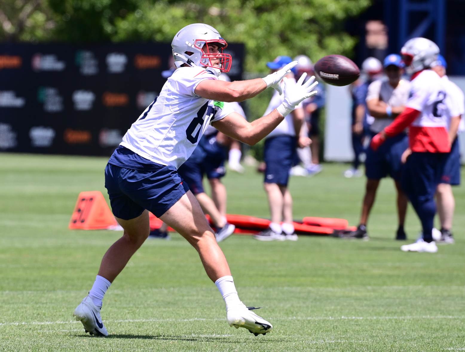 Jun 10, 2024; Foxborough, MA, USA; New England Patriots tight end Mitchell Wilcox (87) makes a catch at minicamp at Gillette Stadium. Credit: Eric Canha-USA TODAY Sports