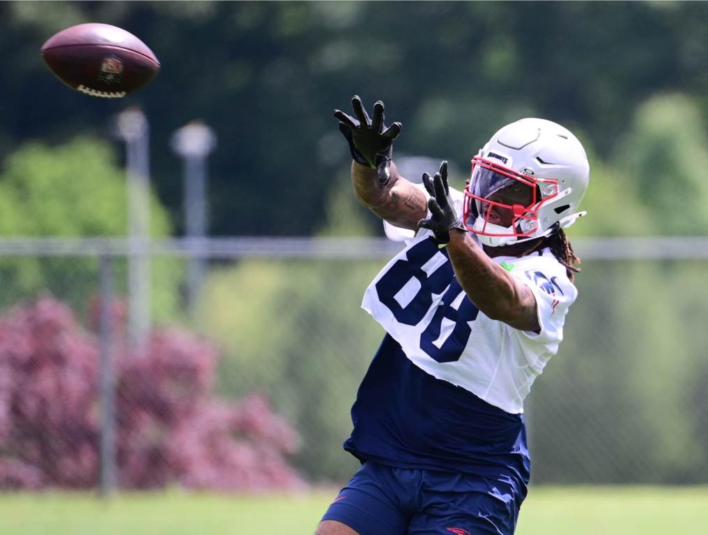 Jun 12, 2024; Foxborough, MA, USA; New England Patriots tight end Jaheim Bell (88) makes a catch at minicamp at Gillette Stadium. Credit: Eric Canha-USA TODAY Sports