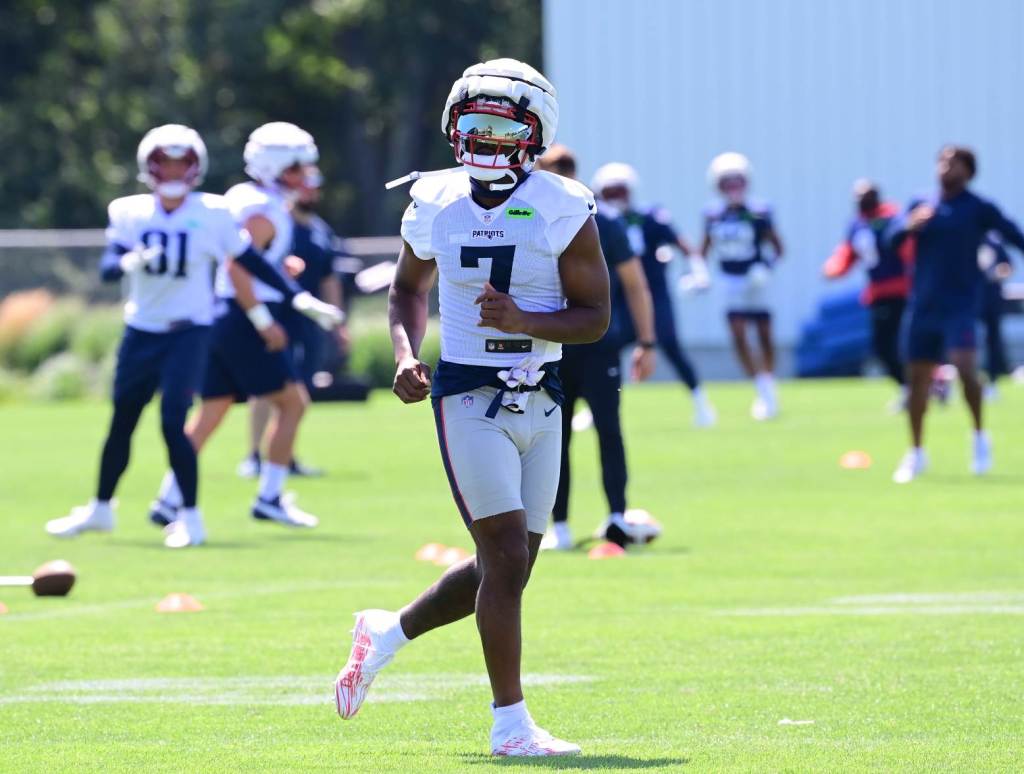 Jul 26, 2024; Foxborough, MA, USA; New England Patriots wide receiver JuJu Smith-Schuster (7) warms up during training camp at Gillette Stadium. Credit: Eric Canha-USA TODAY Sports