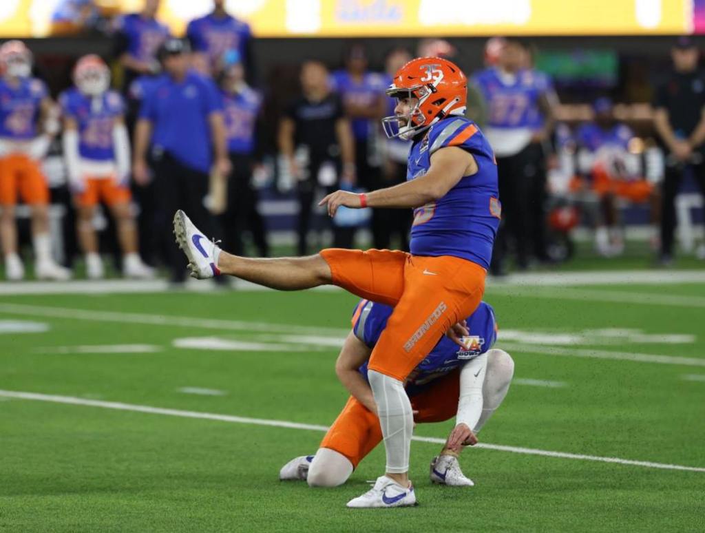 Dec 16, 2023; Inglewood, CA, USA; Boise State Broncos place kicker Jonah Dalmas (35) kicks 33 yard field goal in the first quarter against the UCLA Bruins during the LA Bowl at SoFi Stadium. Credit: Kiyoshi Mio-USA TODAY Sports