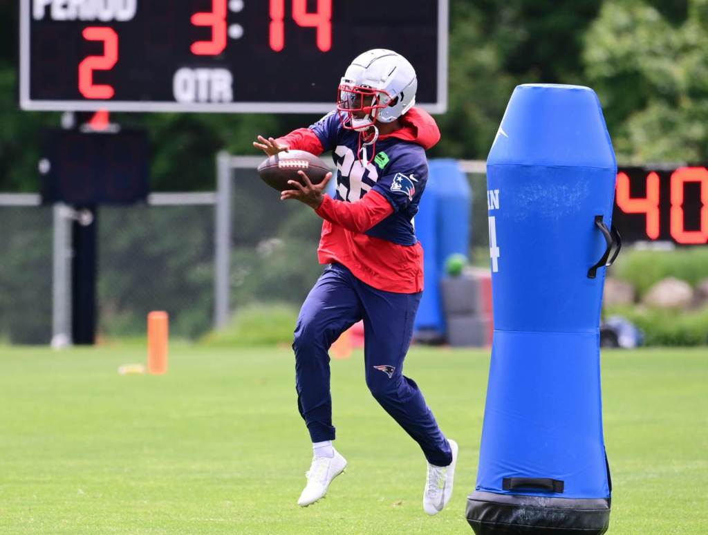 Jun 12, 2024; Foxborough, MA, USA;  New England Patriots cornerback Shaun Wade (26) makes a catch at minicamp at Gillette Stadium. Credit: Eric Canha-USA TODAY Sports