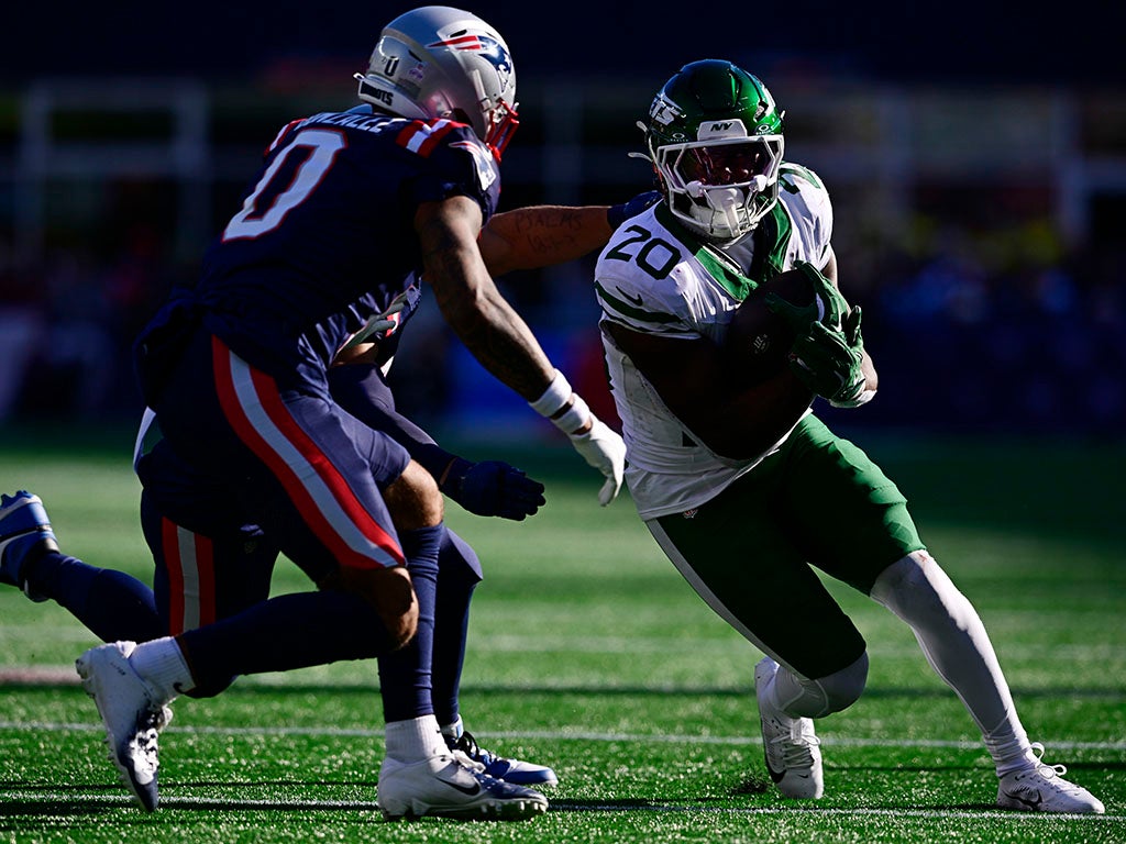 FOXBOROUGH, MASSACHUSETTS - OCTOBER 27: Breece Hall #20 of the New York Jets runs with the ball during the fourth quarter against Christian Gonzalez #0 of the New England Patriots at Gillette Stadium on October 27, 2024 in Foxborough, Massachusetts. (Photo by Jaiden Tripi/Getty Images)