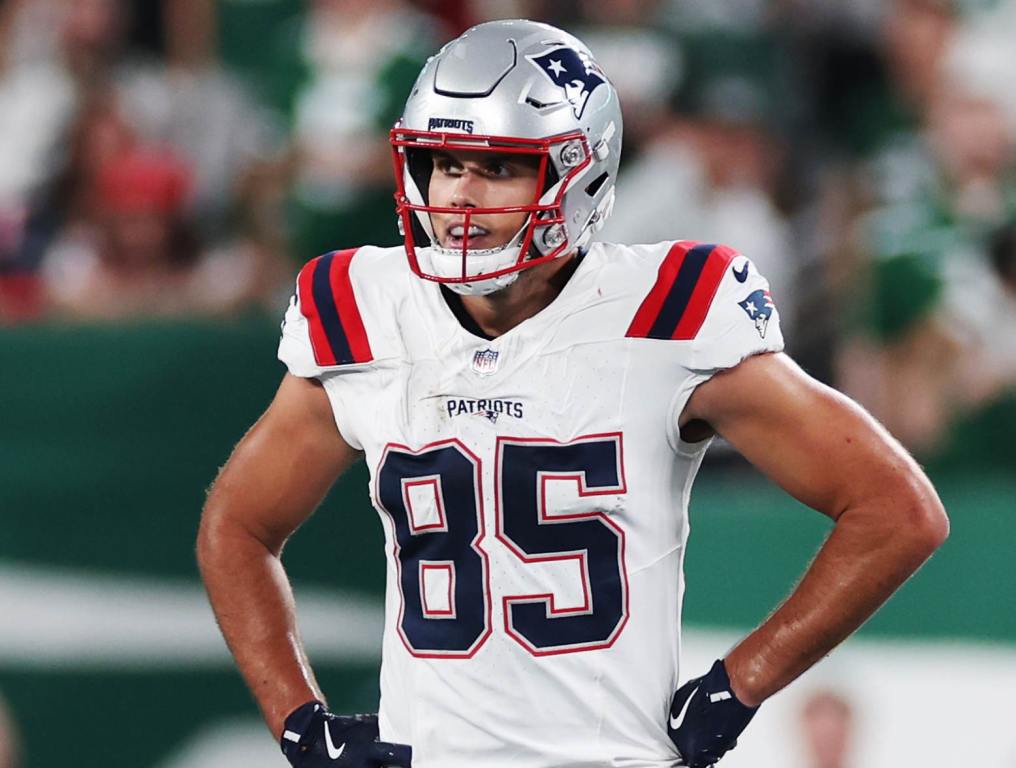 EAST RUTHERFORD, NEW JERSEY - SEPTEMBER 19: Hunter Henry #85 of the New England Patriots looks on during the game against the New York Jets at MetLife Stadium on September 19, 2024 in East Rutherford, New Jersey. (Photo by Sarah Stier/Getty Images)