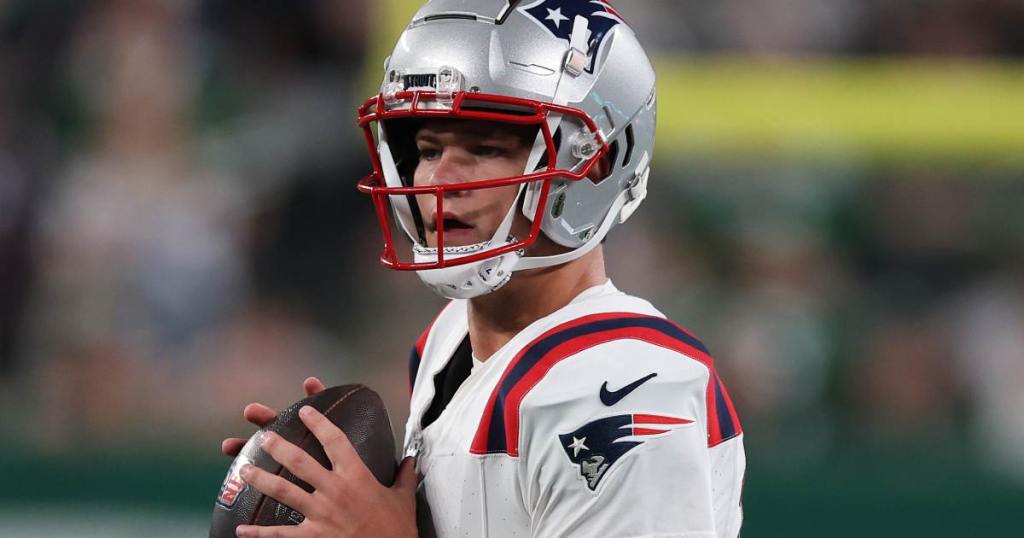 EAST RUTHERFORD, NEW JERSEY - SEPTEMBER 19: Drake Maye #10 of the New England Patriots in action against the New York Jets during their game at MetLife Stadium on September 19, 2024 in East Rutherford, New Jersey. (Photo by Al Bello/Getty Images)