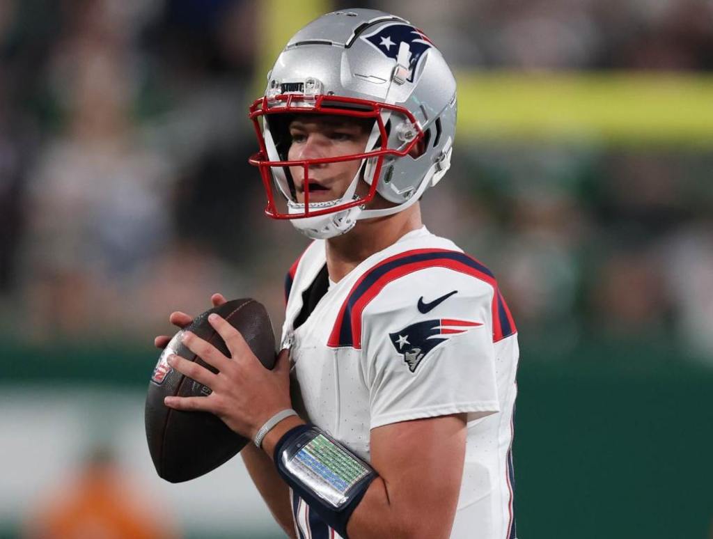 EAST RUTHERFORD, NEW JERSEY - SEPTEMBER 19: Drake Maye #10 of the New England Patriots in action against the New York Jets during their game at MetLife Stadium on September 19, 2024 in East Rutherford, New Jersey. (Photo by Al Bello/Getty Images)