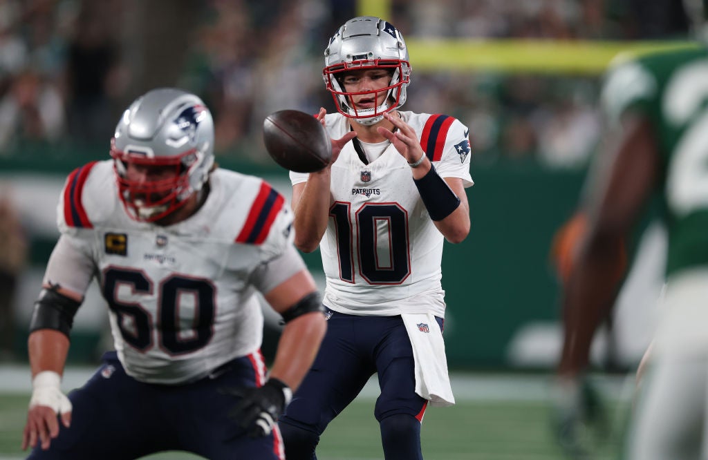 EAST RUTHERFORD, NEW JERSEY - SEPTEMBER 19:  Drake Maye #10 of the New England Patriots in action against the New York Jets during their game at MetLife Stadium on September 19, 2024 in East Rutherford, New Jersey. (Photo by Al Bello/Getty Images)