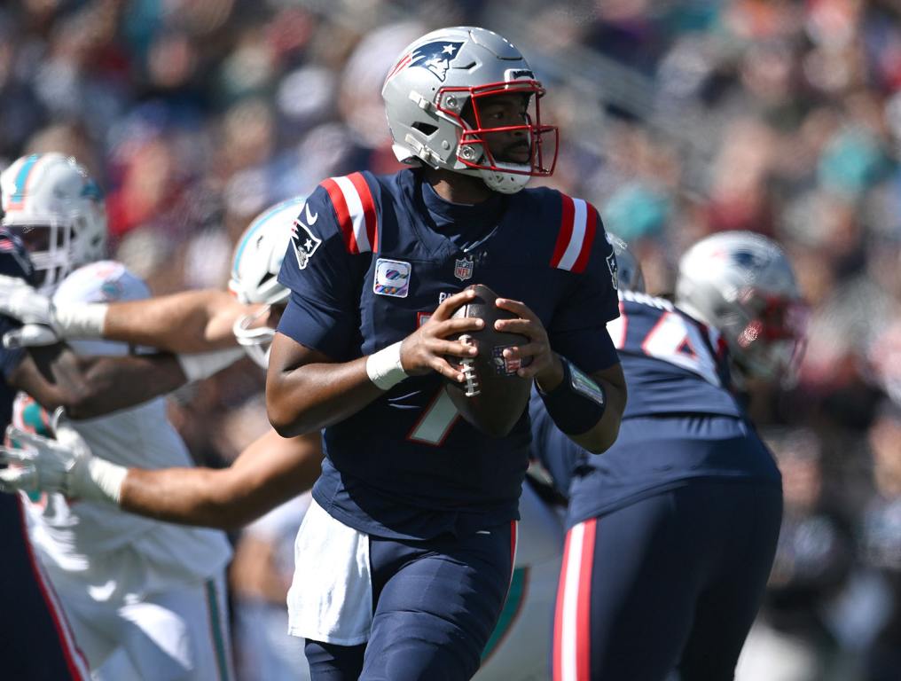 FOXBOROUGH, MASSACHUSETTS - OCTOBER 06: Jacoby Brissett #7 of the New England Patriots looks to pass during the first quarter against the Miami Dolphins at Gillette Stadium on October 06, 2024 in Foxborough, Massachusetts. (Photo by Jaiden Tripi/Getty Images)