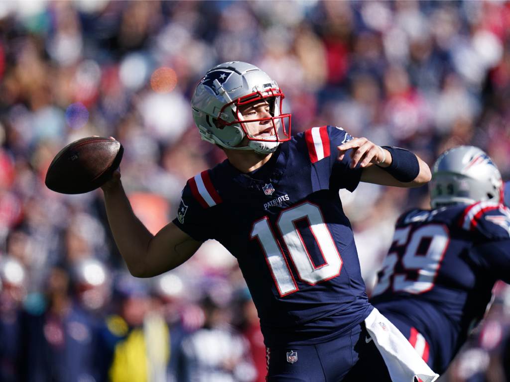 Oct 27, 2024; Foxborough, Massachusetts, USA; New England Patriots quarterback Drake Maye (10) throws a pass against the New York Jets in the first quarter at Gillette Stadium. Credit: David Butler II-Imagn Images