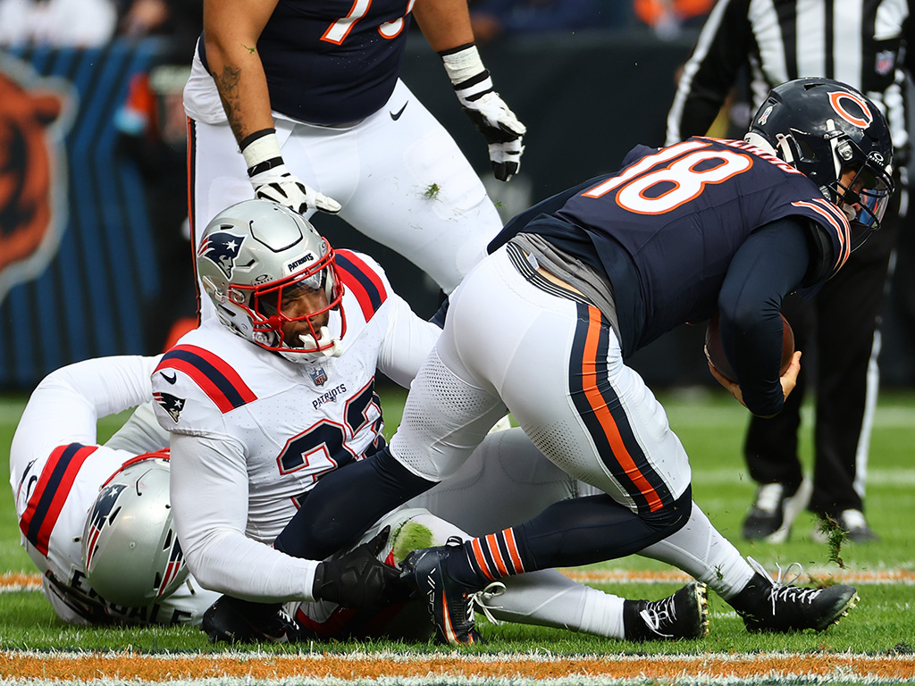 Anfernee Jennings sacks Caleb Williams