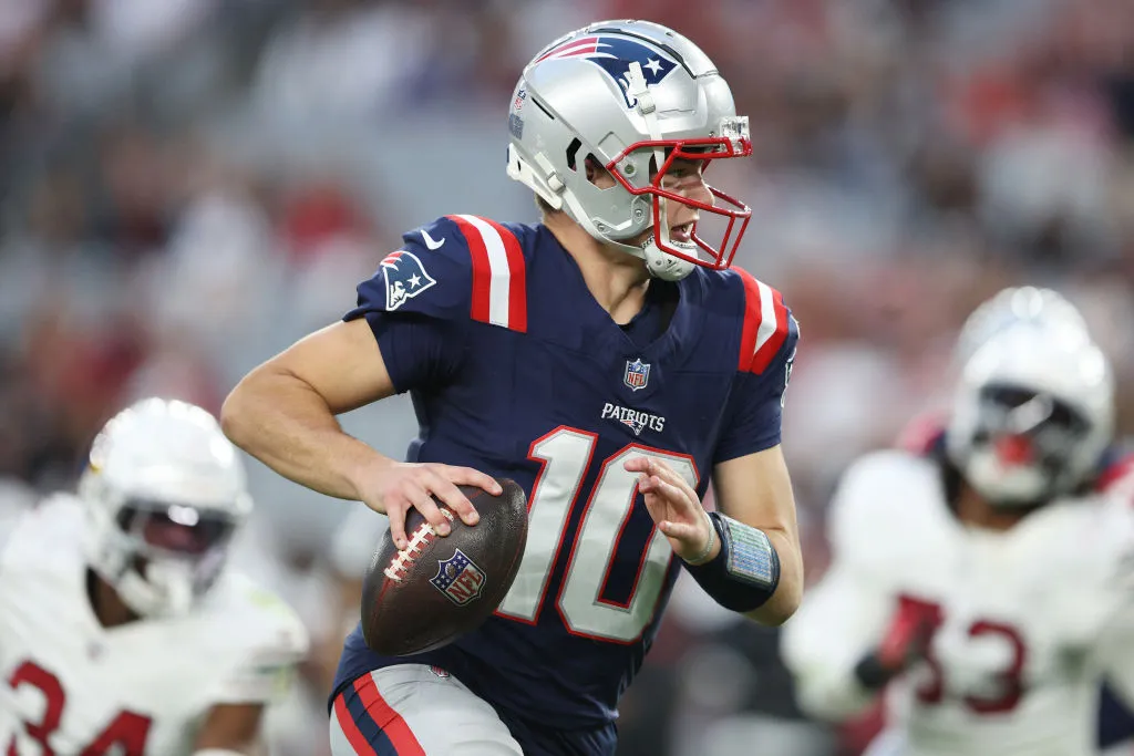 GLENDALE, ARIZONA - DECEMBER 15: Drake Maye #10 of the New England Patriots looks to pass during the fourth quarter of a game against the New England Patriots at State Farm Stadium on December 15, 2024 in Glendale, Arizona. (Photo by Mike Christy/Getty Images)